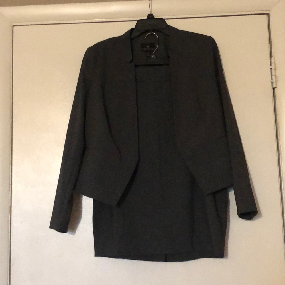 Skirt suit